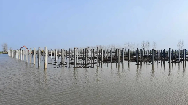 數(shù)百根水上光伏樁，用北奕振動(dòng)打樁機(jī)2天搞定